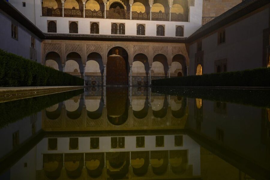 Granada: Alhambra Night Visit Entry Ticket - Crowds, timing, and the 1.5-hour limit