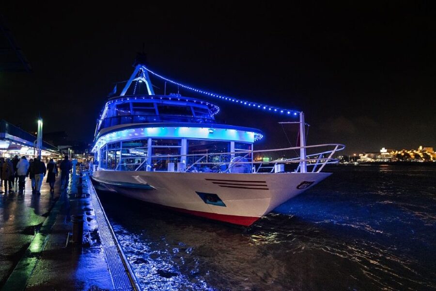 Hamburg: Saturday Night Boat Party - Dinner first, dancing after