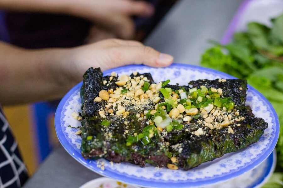 Ho Chi Minh City: Private Street Food Evening Walking Tour - Exploring Nguyen Thien Thuat after dark