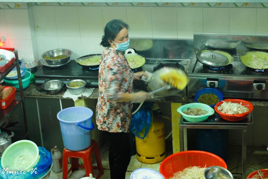 Ho Chi Minh City: Private Street Food Evening Walking Tour - The flower market and a cool dessert