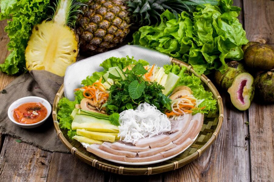 Hoi An: Evening Food Tour with 7 Tastings and Boat Trip - Guides make the food easier to understand