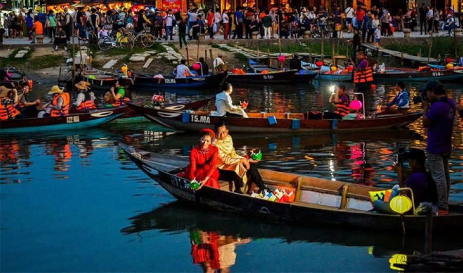 Hoi An : Hoai River Boat Trip by Night and Floating Lantern - What the Hoi An lantern boat ride is really like