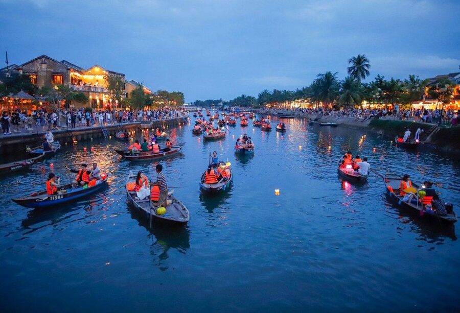 Hoi An : Hoai River Boat Trip by Night and Floating Lantern - The Thu Bon River after dark