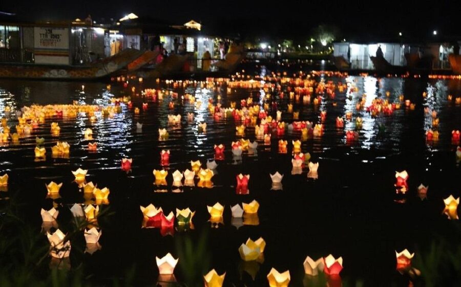 Hoi An : Hoai River Boat Trip by Night and Floating Lantern - Crowds, queues, and the best time to go