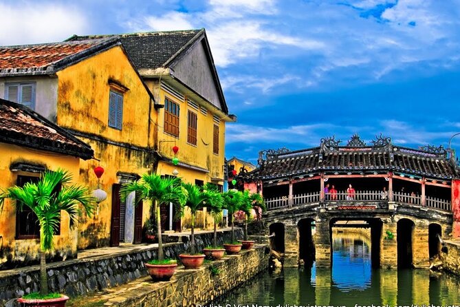 Hoi An Night Market - Ancient Town street food tours by Night - White-rose dumplings, cao lau, and savory Hoi An specialties