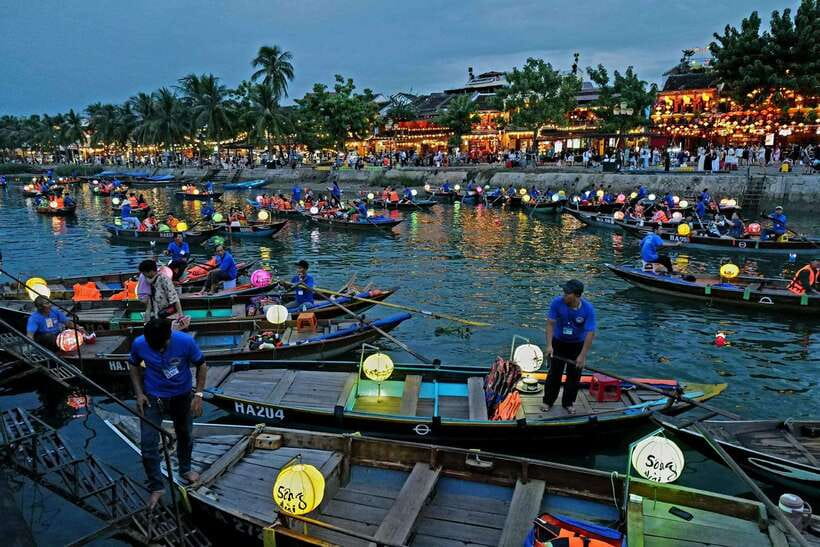 Hoi An: River Lantern Boat Experience with Free 5G eSIM - The five-minute walk to the river