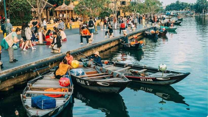 Hoi An: River Lantern Boat Experience with Free 5G eSIM - Releasing your paper lantern