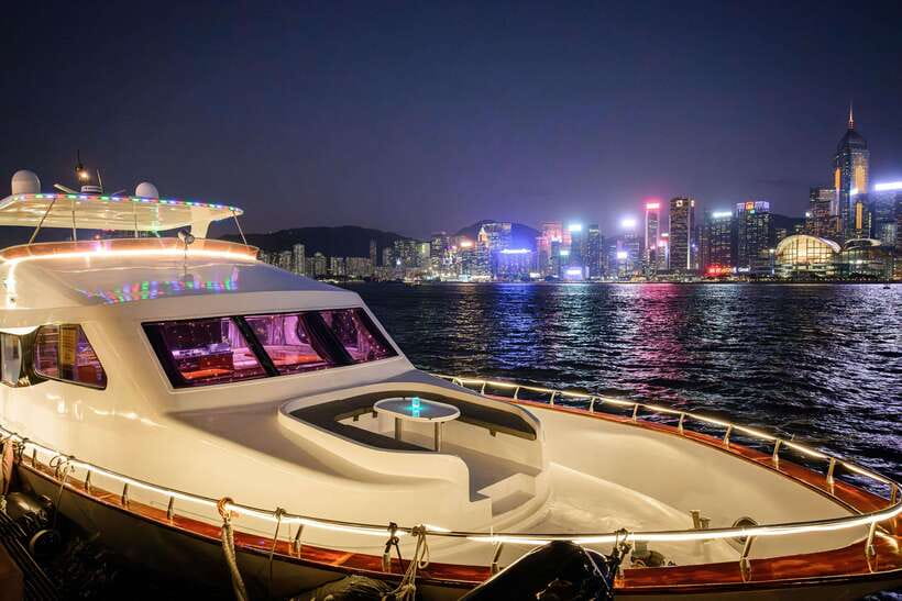 Hong Kong: Victoria Harbour Evening Cruise with Drinks - Timing, weather, and small practical tips