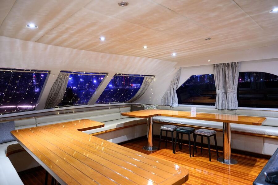 Hong Kong: Victoria Harbour Evening Cruise with Drinks - Drinks, snacks, and the social side of the ride