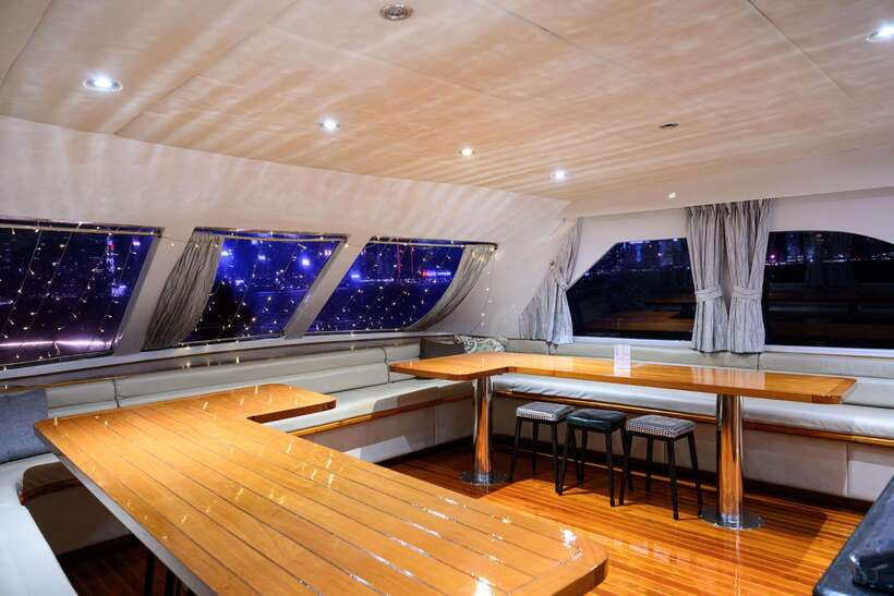 Hong Kong: Victoria Harbour Evening Cruise with Drinks - Getting the best photographs from the yacht