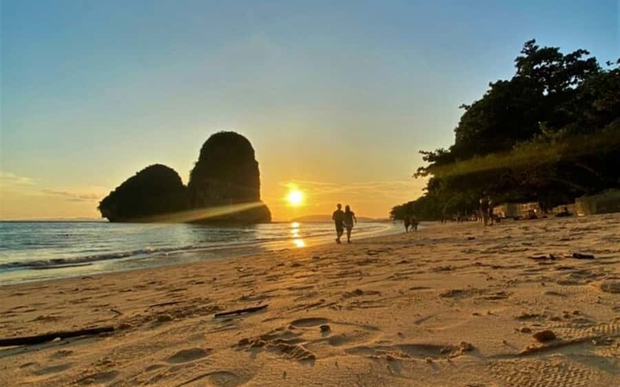 Krabi: Bioluminescent Plankton, Snorkeling & Sunset Tour - Tup Island depends heavily on the tide