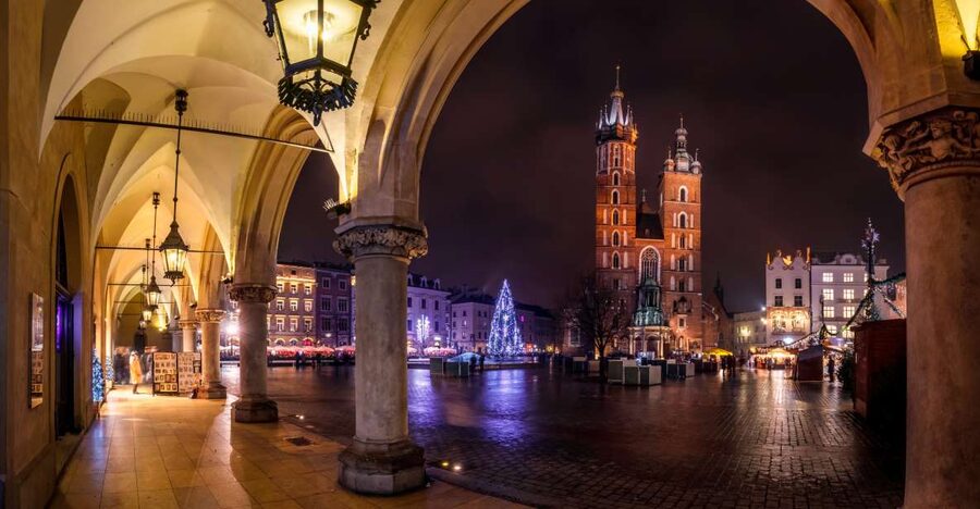 Krakow: Evening Walking Tour with Spooky Stories - Krakow’s pretty center takes a darker turn
