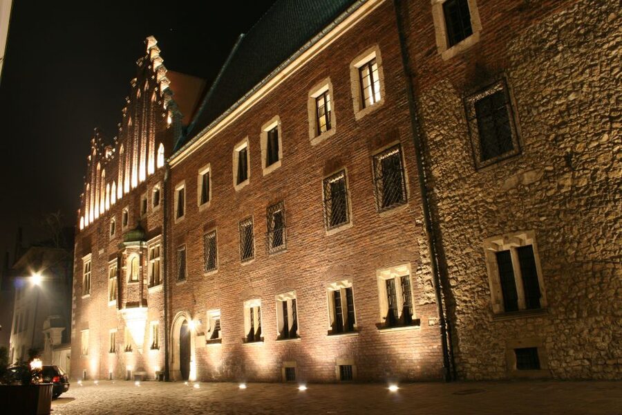 Krakow: Evening Walking Tour with Spooky Stories - Maria Magdalena’s Square and the value of smaller stops