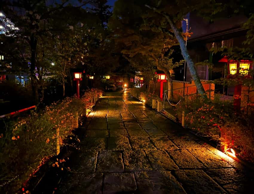 Kyoto: Gion Magical Night Walking Tour with Geisha Trivia - Quiet lanes and a slower walking pace