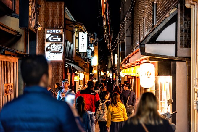 Kyoto Gion Night Walk & Geisha District Guided Tour - Gion: the first two hours among lanterns and narrow lanes