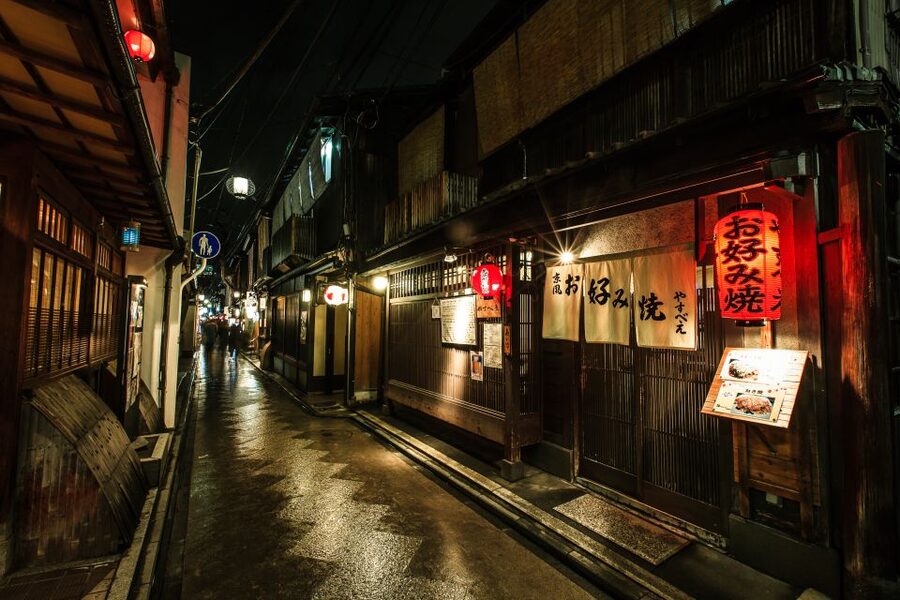 Kyoto: Gion Sunset Walking Tour with Local Guide - The guides and the small-group advantage