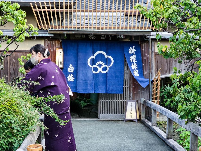 Kyoto: Gion Sunset Walking Tour with Local Guide - Hanamikoji Street at the best time of day