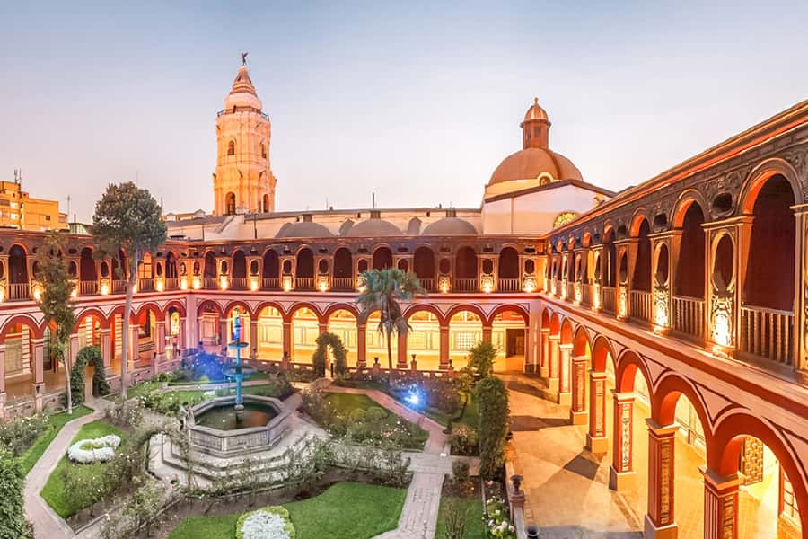 Lima: Water Magic Circuit, Downtown and Catacombs Night Tour - Who should book it