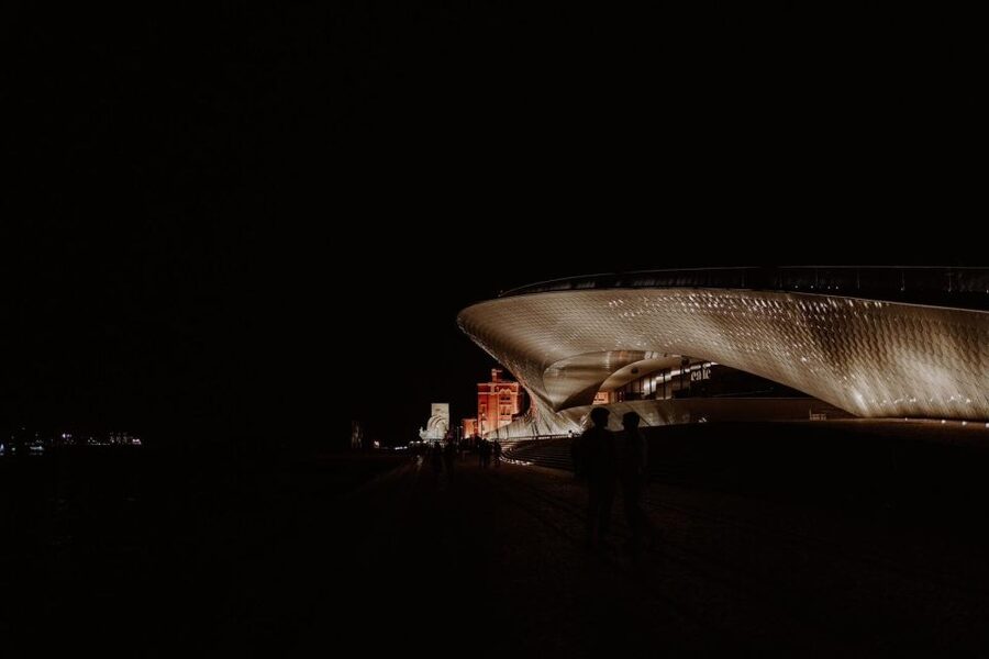 "Lisbon by Night" private tour - Stories that give the drive a purpose