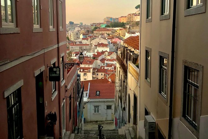"Lisbon by Night" up to 6 people, private tour - A private format that keeps the evening personal