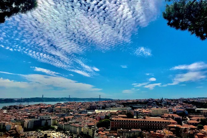 "Lisbon by Night" up to 6 people, private tour - The value of pickup and return