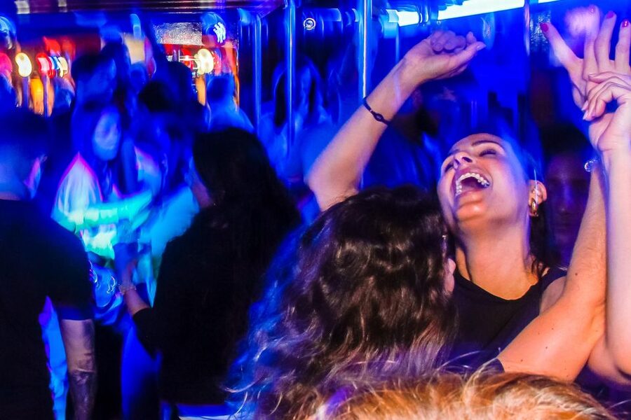 Lisbon: Disco Night Cruise with DJ and Open Bar - A party boat with Lisbon scenery
