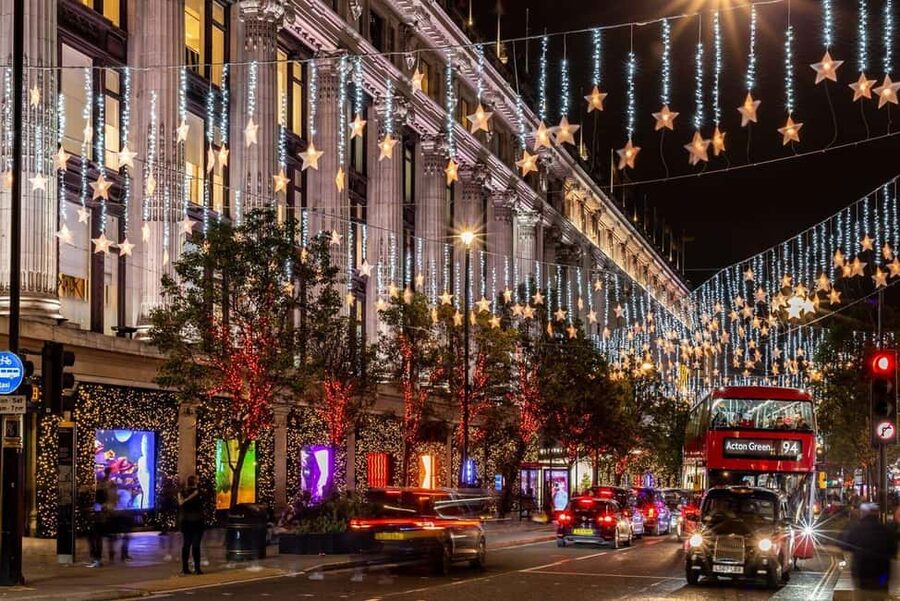 London: Christmas Lights Tour by Vintage Bus - Guides, music, and the tone of the commentary