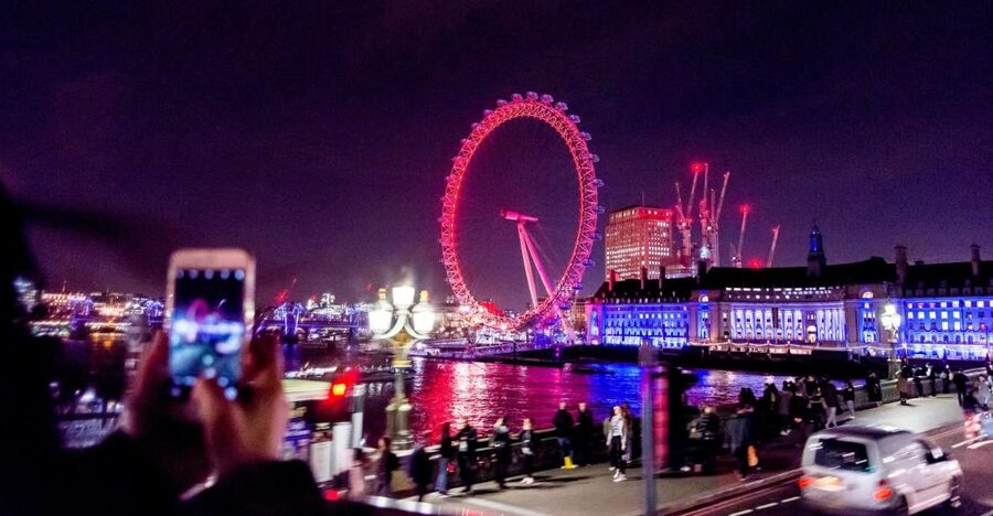 London: Nighttime Open-Top Sightseeing Tour with Live Guide - What the live guide adds