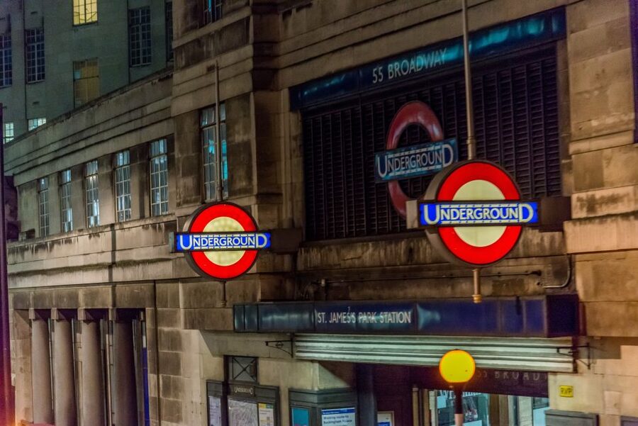London: Nighttime Open-Top Sightseeing Tour with Live Guide - Choosing your seat and handling the weather