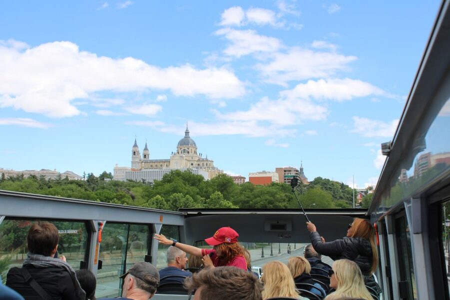 Madrid: Panoramic Open-Top Bus Day or Night Tour with Guide - Daylight or illuminated Madrid?