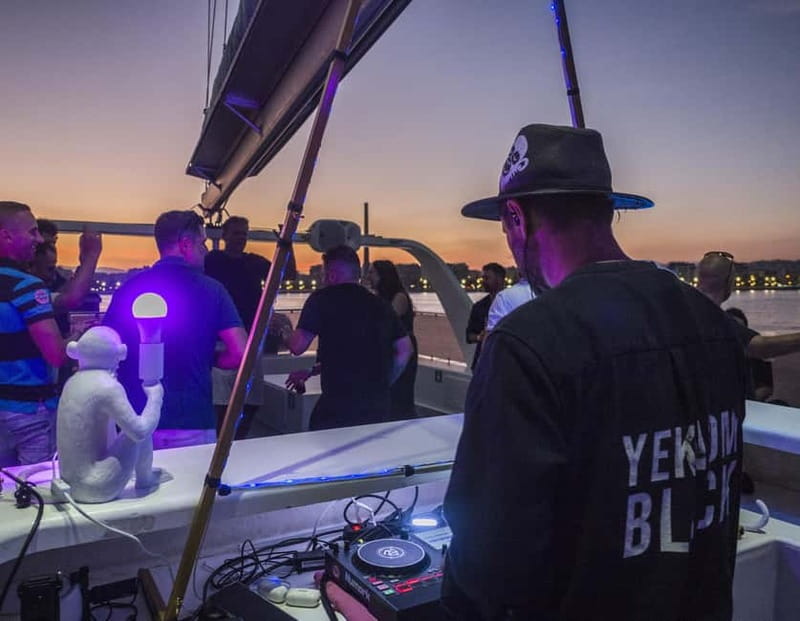 Malaga: Catamaran Sunset or Night Cruise w/ Live DJ & Drink - What this Málaga cruise is really like
