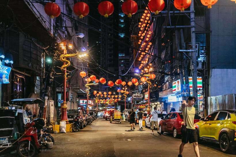 Manila: Guided Night Market Experience - A guide who keeps the night manageable