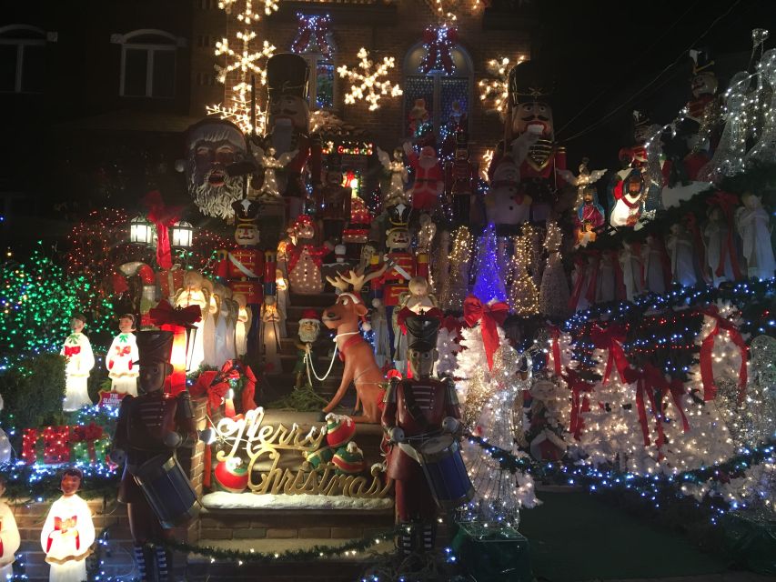 New York City: Dyker Heights Christmas Lights Tour - Brooklyn Bridge views and the short DUMBO stop