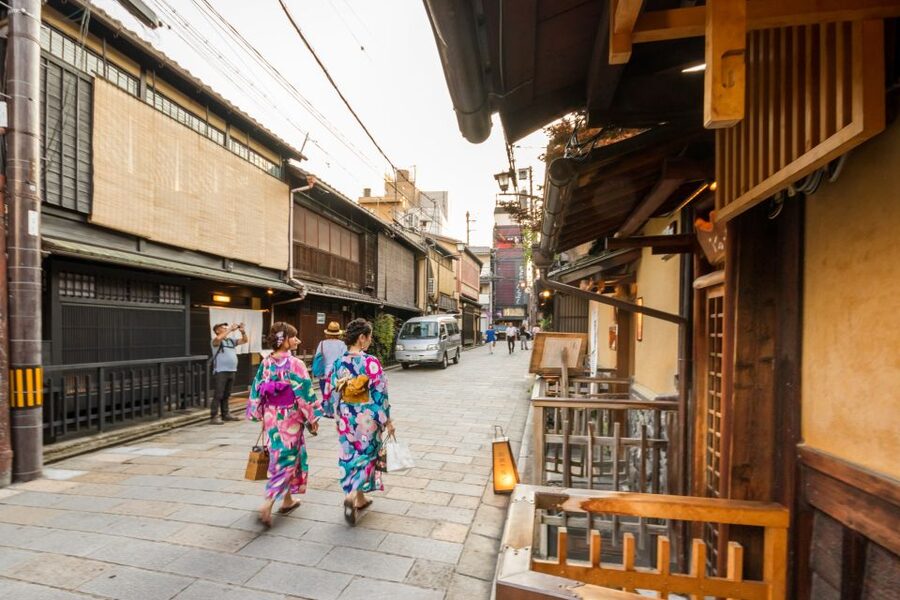 Night Walk in Gion: Kyoto's Geisha District - Why Gion makes sense after sunset
