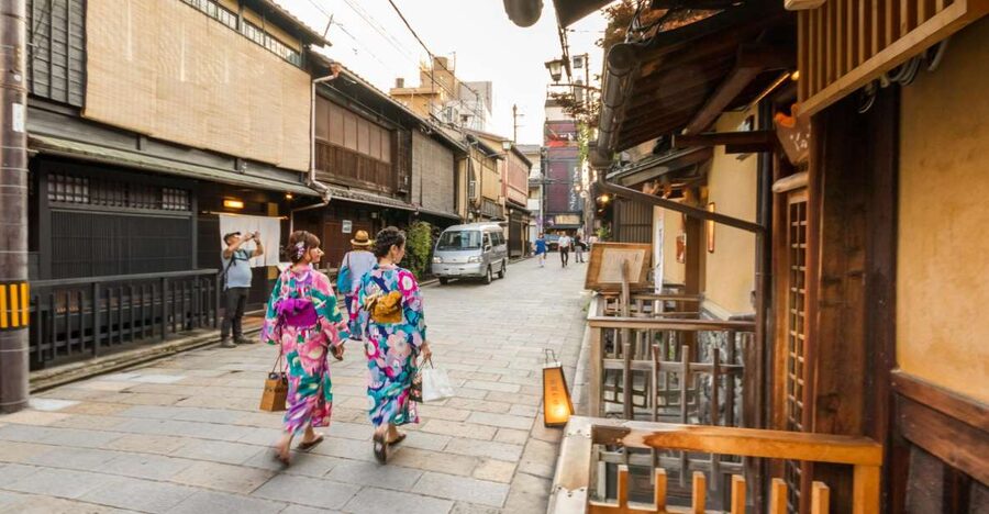 Night Walk in Gion: Kyoto's Geisha District - What the guide explains about geiko and maiko