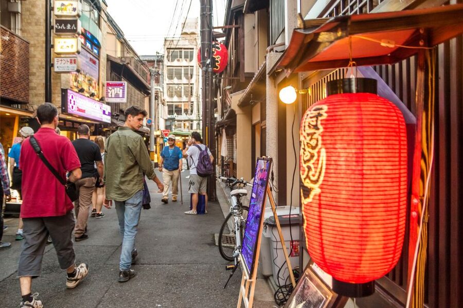 Night Walk in Gion: Kyoto's Geisha District - The respectful way to watch a geiko or maiko