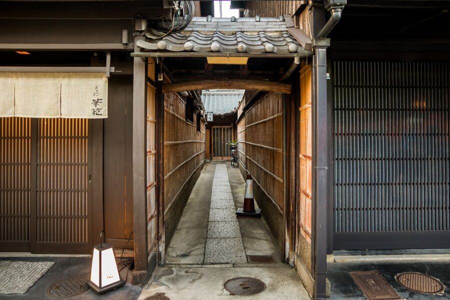 Night Walk in Gion: Kyoto's Geisha District - The guide makes or breaks the evening