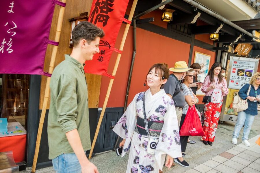 Night Walk in Gion: Kyoto's Geisha District - Following the stream through the geiko districts