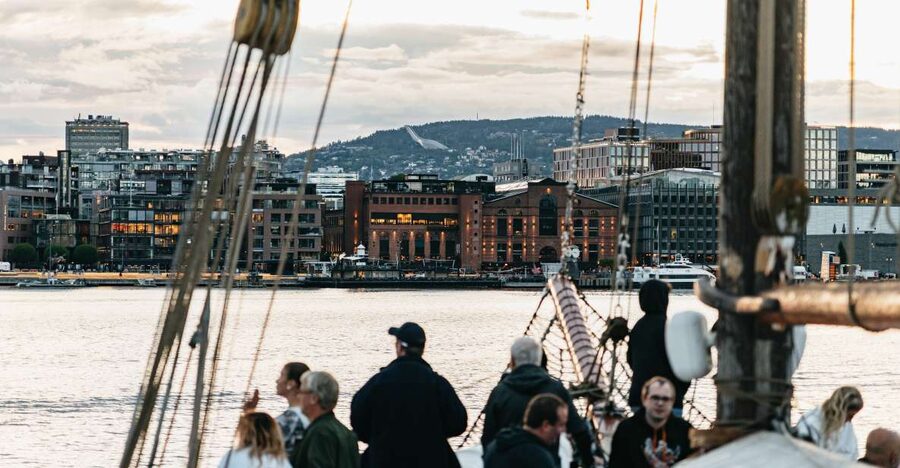 Oslo: Fjord Evening Cruise with Shrimp Buffet - Setting out from Oslo City Hall