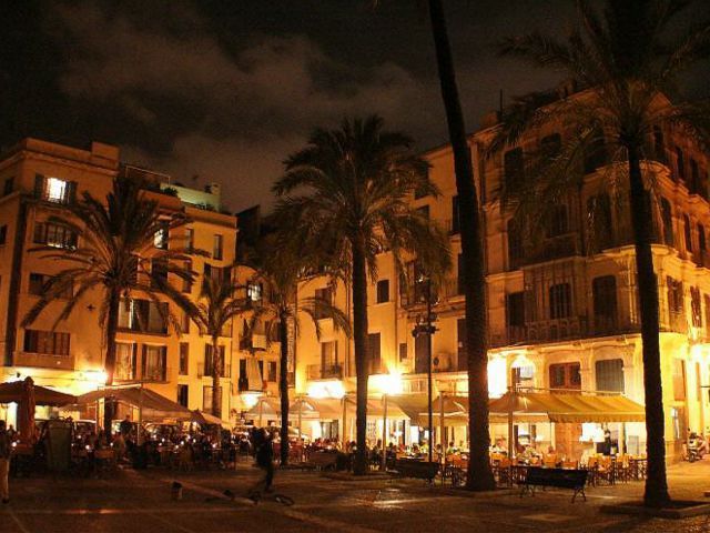 Palma de Mallorca: Old Town Atmospheric Evening Tour - The walking pace and practical limits