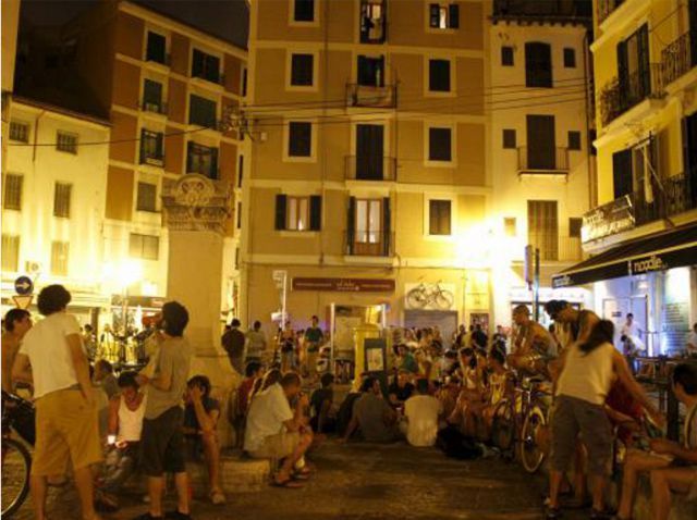 Palma de Mallorca: Old Town Atmospheric Evening Tour - La Llotja, Consolat del Mar, and the city’s working past