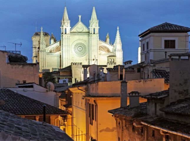 Palma de Mallorca: Old Town Atmospheric Evening Tour - Plaza del Mercat and Palma’s smaller spaces
