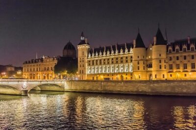 Paris by Night Walking Tour: Ghosts, Mysteries and Legends
