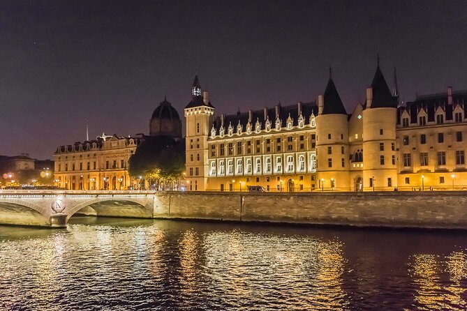 Paris by Night Walking Tour: Ghosts, Mysteries and Legends - The Conciergerie and the memory of Marie Antoinette
