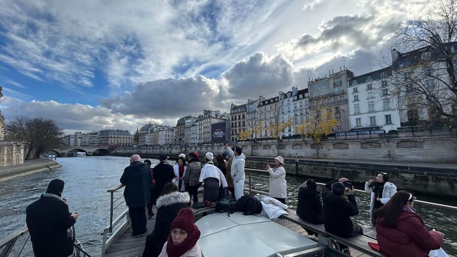 Paris: Illuminations River Cruise with Audio Commentary - Finding the dock beneath the Eiffel Tower