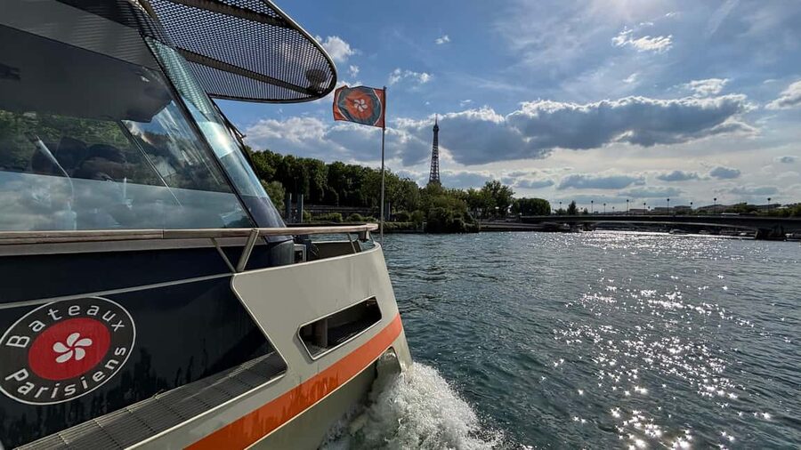 Paris: Illuminations River Cruise with Audio Commentary - Hôtel de Ville, the Louvre, and Place de la Concorde