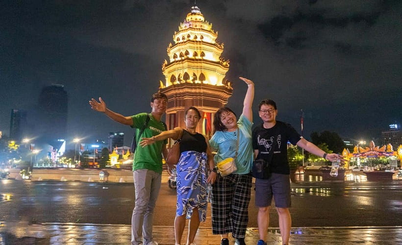 Phnom Penh: Evening Food Tour with Drinks & Tuk Tuk Included - The riverfront after dark