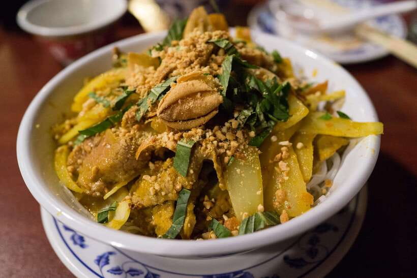 Phnom Penh: Evening Food Tour with Drinks & Tuk Tuk Included - Phnom Penh Night Market: snacks, shopping, and a walk
