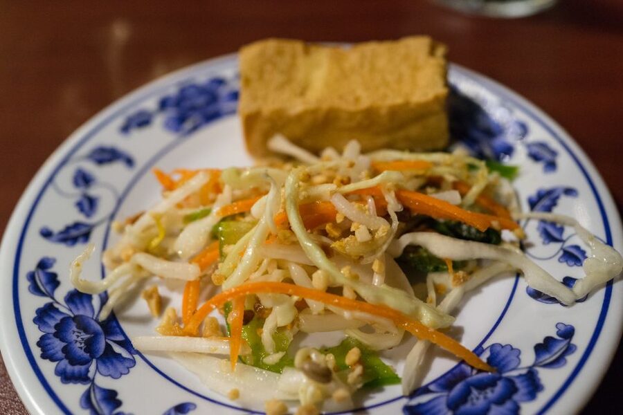 Phnom Penh: Evening Food Tour with Drinks & Tuk Tuk Included - Russian Market by night