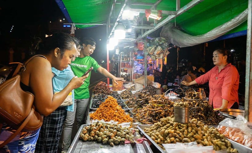 Phnom Penh: Evening Food Tour with Drinks & Tuk Tuk Included - What the guides add to the experience